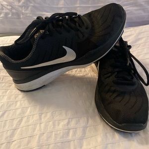 Women’s black Nike tennis shoes size 7.5